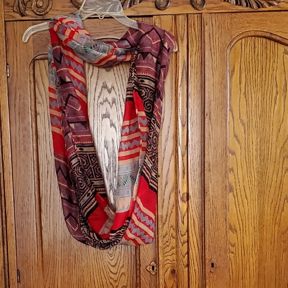 Women's  oval scarf. Multi colored. Great for Fall wardrobe. - Picture 5 of 5